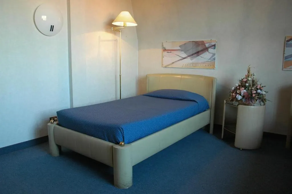 Hotel Lincoln شْنيسيلّو بالسامو